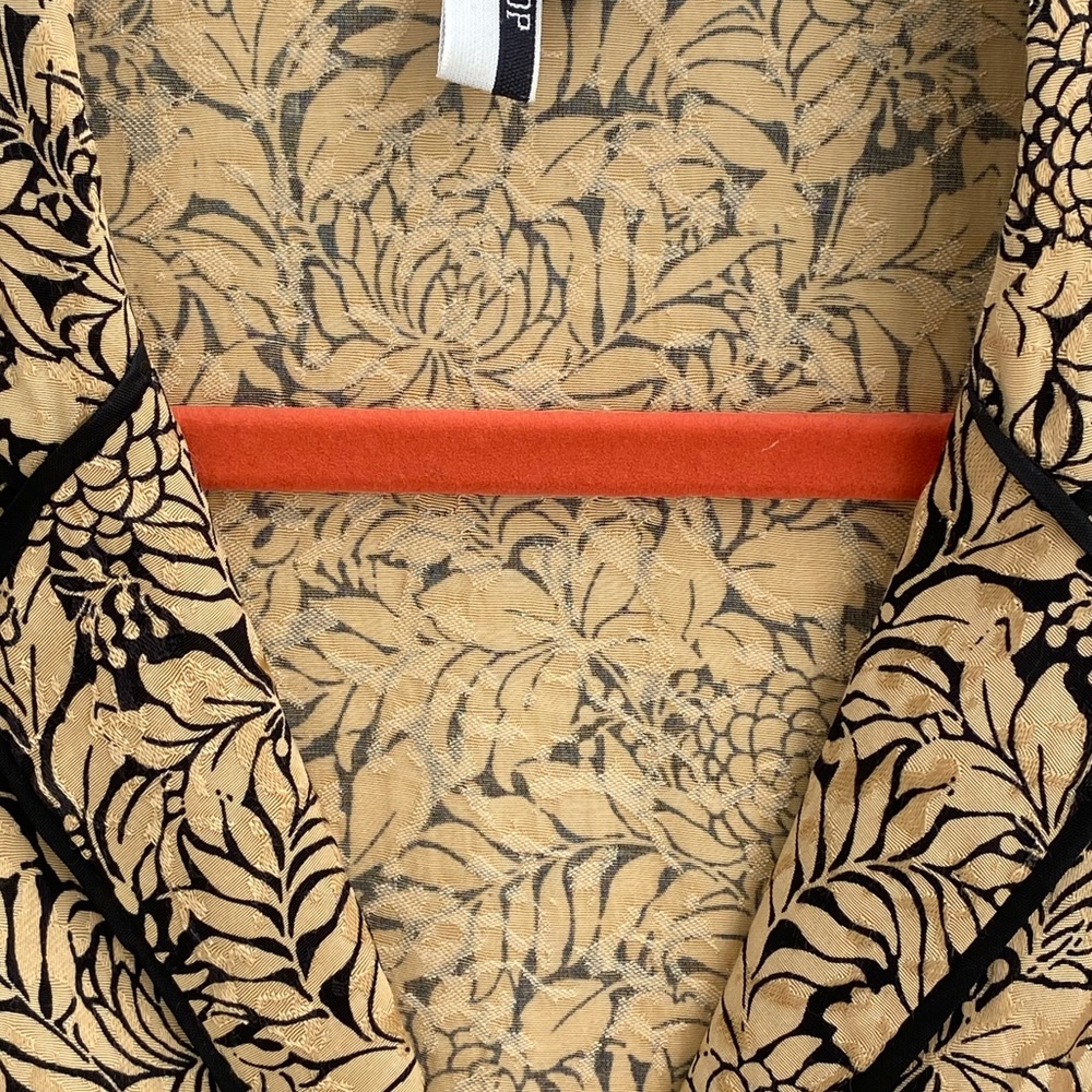 Top Shop NWOT Size US 4 Long Sleeve Blouse with gold & black floral print button - Picture 4 of 12